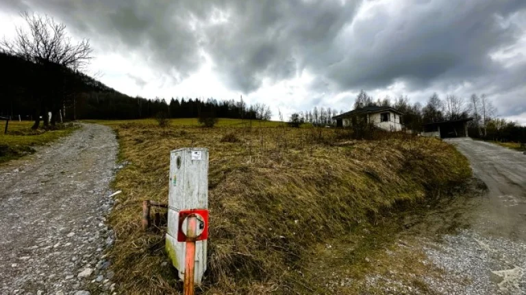 Slnečný stavebný pozemok 1195 m²-Horný Vadičov (25mx46m)