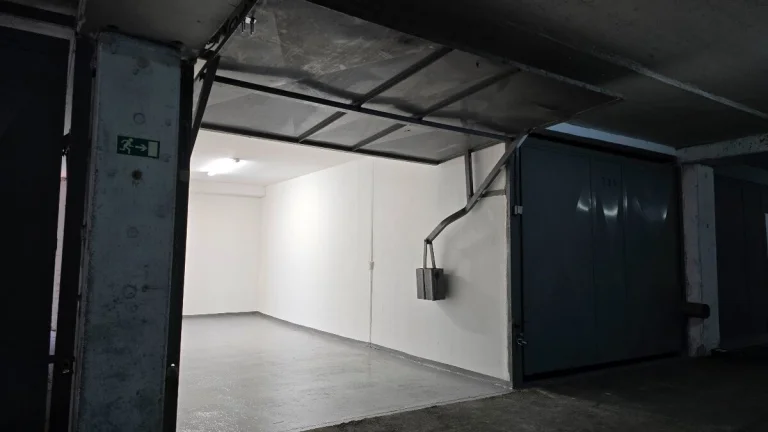 Pronájem garáže na Evropské ul. (kousek od letiště) - 18m2