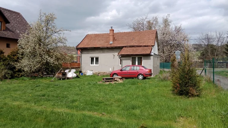 Prodám chalupu s pěknou zahrádkou.