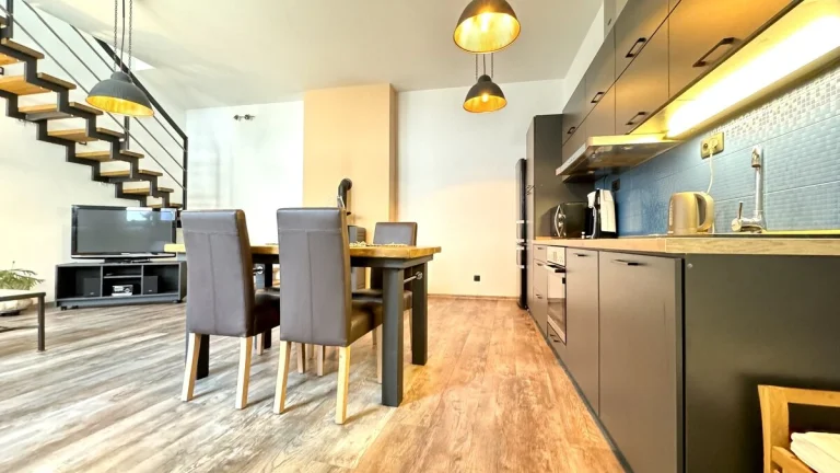 Vybavený, mezonetový byt 3+kk (90 m2) se zahradou 100 m2 v c