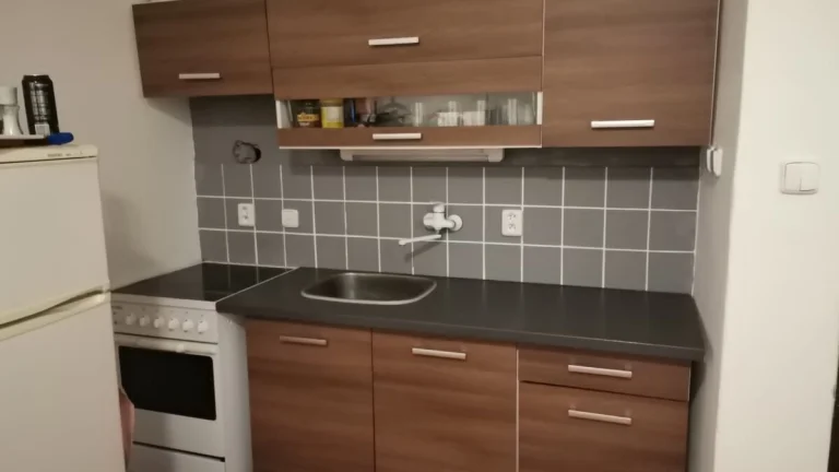 Pronájem bytu 1+kk s balkónem, Holý vrch