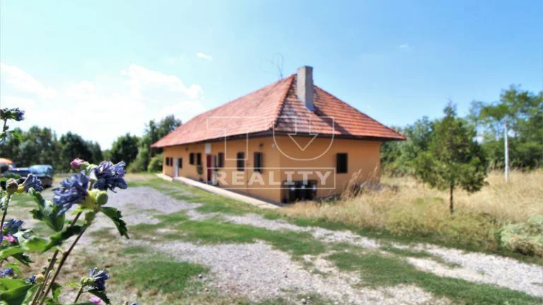NA PREDAJ VIDIECKY DOM NA POLOSAMOTE, VHODNÝ NA BÝVANIE...