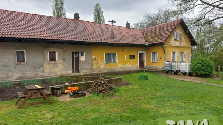 Prodej podílu o velikosti 1/2 - Zemědělská usedlost v Českém