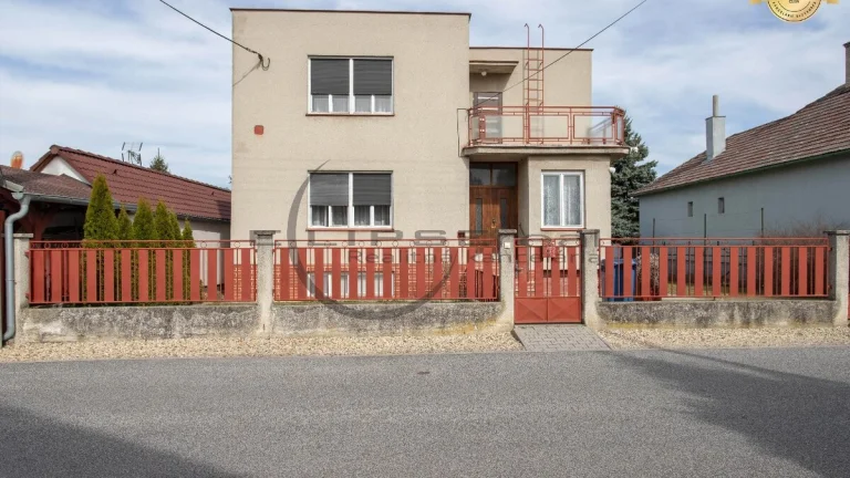 NA PREDAJ priestranný 5-izbový rodinný dom v Zohore