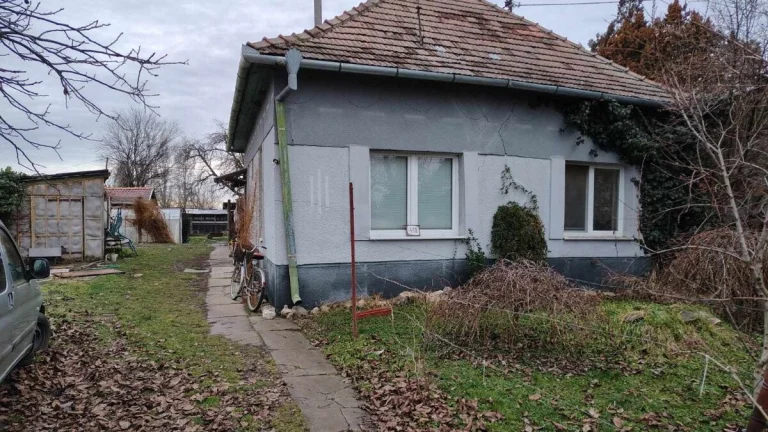 Na predaj 4 izbový rodinný dom v Tešedíkove.