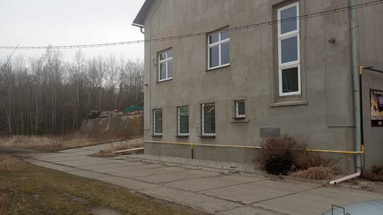 Pronájem komerčního prostoru v průmyslovém areálu v Rynholci