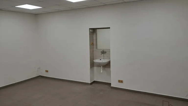 Pronájem komerčního prostoru v průmyslovém areálu v Rynholci