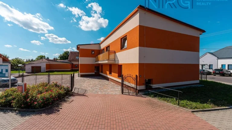 Prodej bytového domu, 3 bytové jednotky 301 m², komerční pr