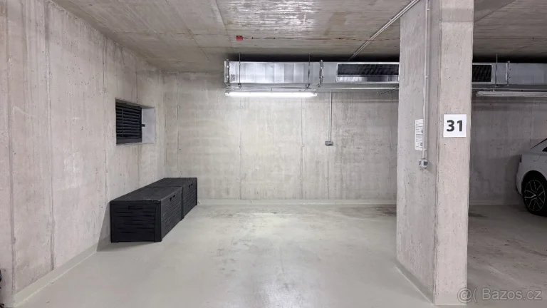 Pronájem garážového stání, Provazníkova, s elektrikou, 20m²