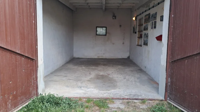 Garáž 21m2, Revoluční ulice, bezpečná, elektřina, suchá