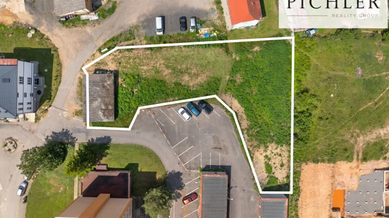 Prodej pozemku 1310 m2 s trojgaráží, Rakovník
