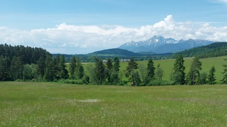 Pozemky pod Magurou s výhľadom na Tatry