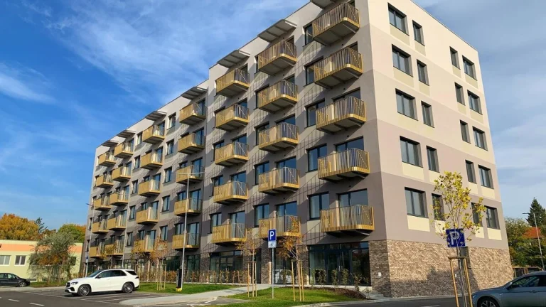 PARKOVACIE MIESTO pred bytovým domom SITKA Trenčín