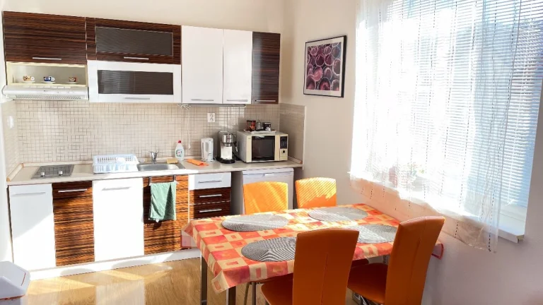 Priestranný a slnečný apartmán 250 m od termálneho kúpaliska