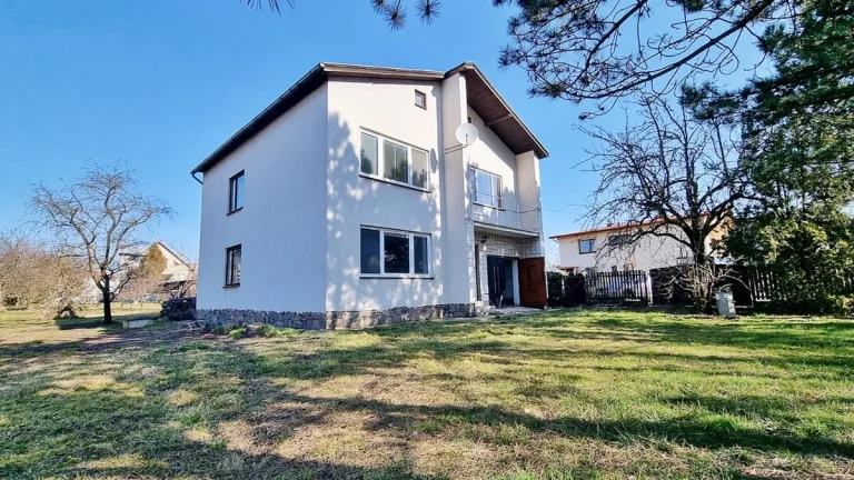 5-izbový rodinný dom s garážou, pozemok 818 m², Seňa