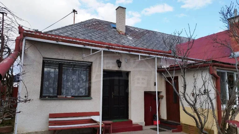Priestranný 5 izbový gazdovský dom s veľkou záhradou, blí
