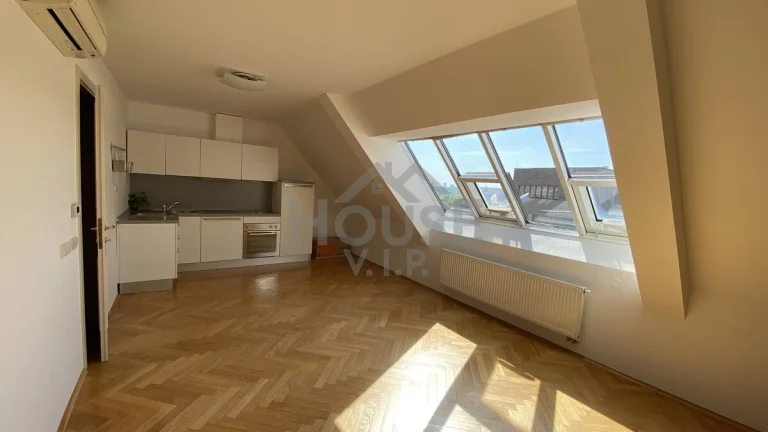 Pronájem slunného bytu 2+kk, 70 m2 - Praha - Holešovice- Let