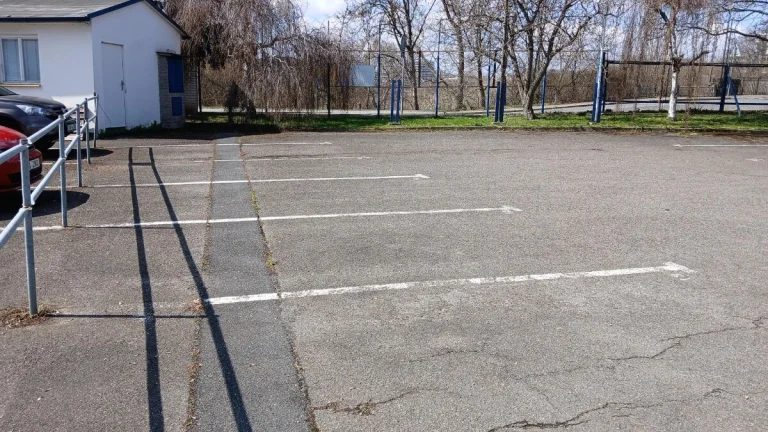 Venkovní parkovací místo k pronájmu