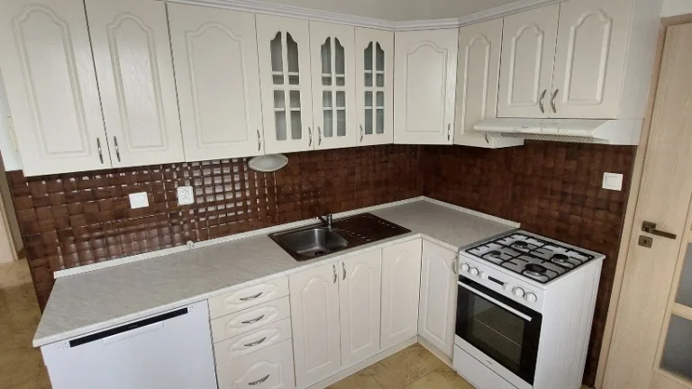 Na prenájom 3 izbový, čiastočne zariadený byt, na 3. posch.