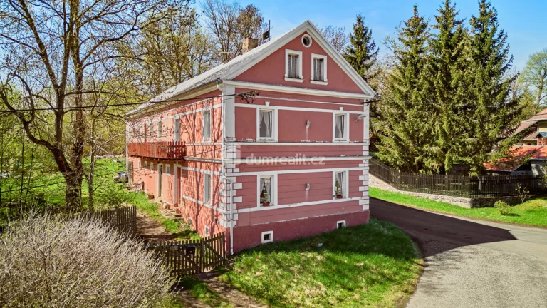 Rodinný dům s hospodářským zázemím a pozemky 14973 m2, Těšet
