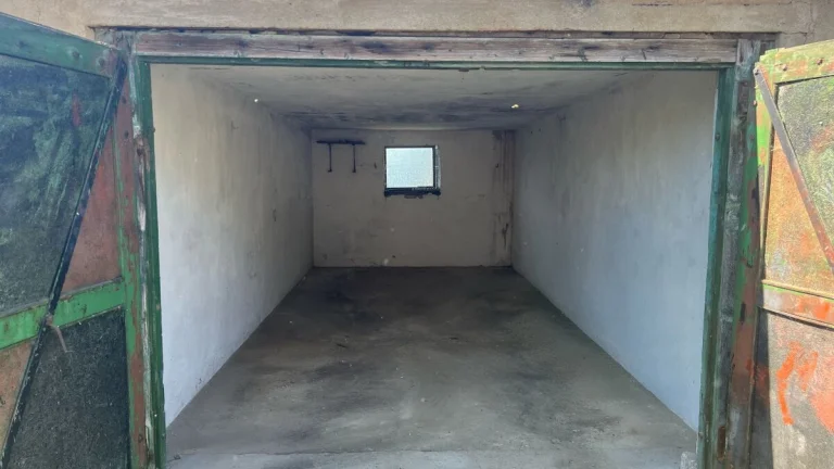 Prostorná garáž 22 m² na soukromém pozemku s vlastním vjezde