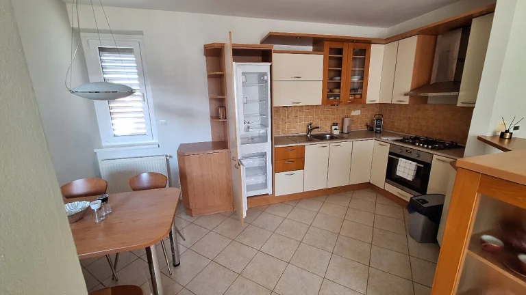 3 izb. byt s 2 loggiami bl. centra s vl. kurenim 80 m2