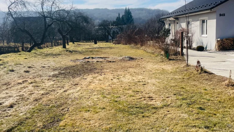 Slnečný pozemok v tichej lokalite v obci Dulová Ves