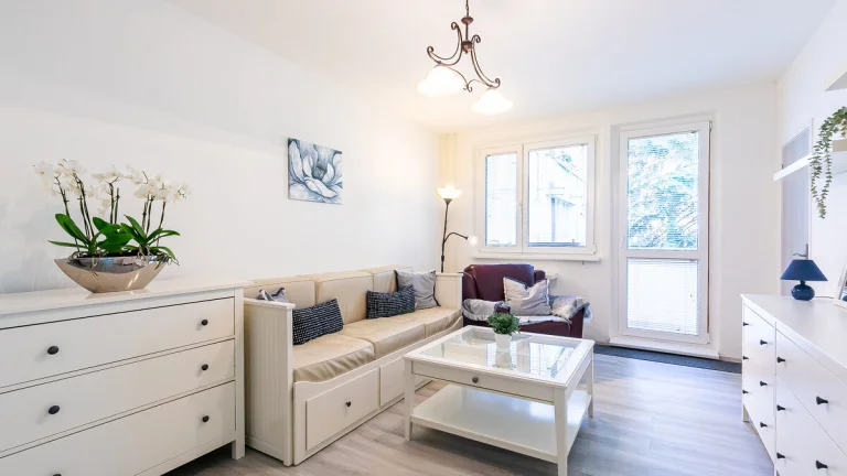Zariadený, zrekonštruovaný 4 izb.byt 79 m2, balkón, pivnica.