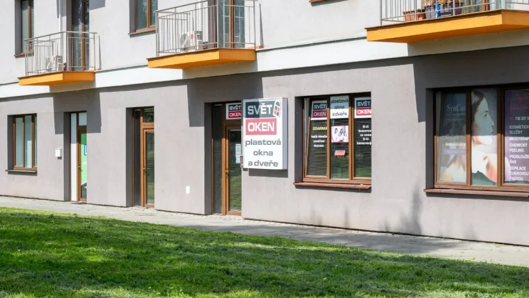 Pronájem obchodních prostor 81,8m2, Zelené nám., Uh.Hradiště