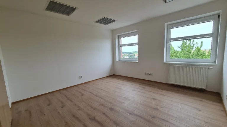 HOLÍČ: NA PRENÁJOM KANCELÁRIE V POLYFUNKČNEJ BUDOVE