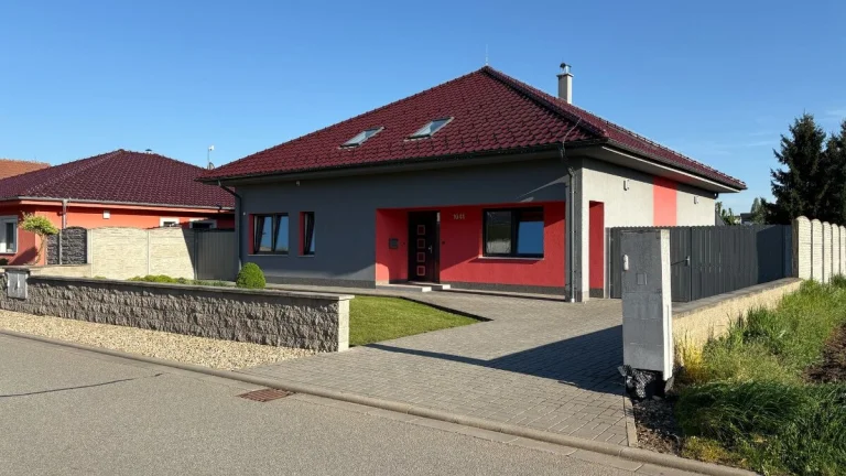 Cihlový RD 6+kk na parcele 1053m2, Brno venkov Pohořelice, s