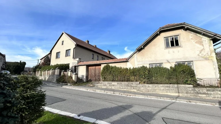 Prodej dvougeneračního RD s hospodářskými budovami v Makově