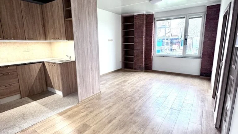 Pronájem prostorného bytu 2+1 (3kk) v RD, 63m2, s vlastním p