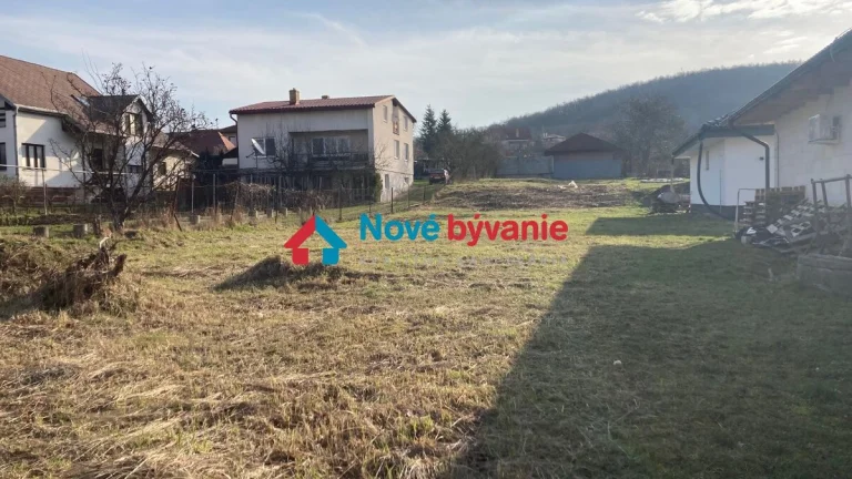 Znížená cena- Pekný pozemok v srdci obce Vinné
