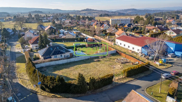 Prodej stavebního oploceného pozemku s projektem 1235m2