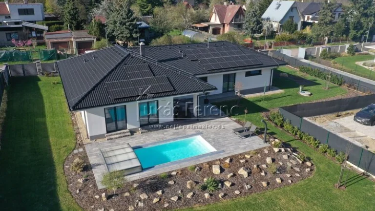 Prodej, rodinný dům, dispozice 4+kk/Garáž, terasa, bazén, po