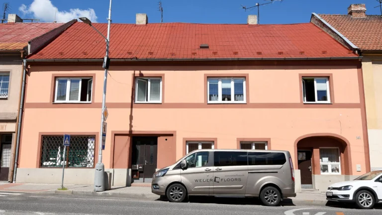 Prodej domu se dvěma byty a komerčními prostory, 412 m2