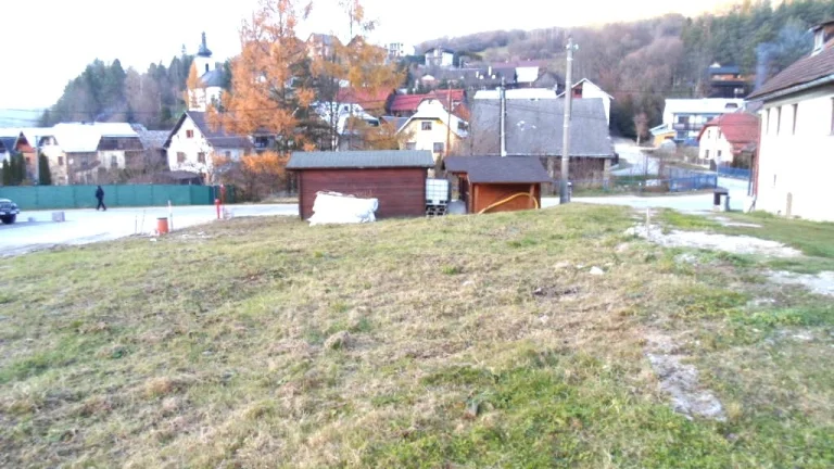 Ponúkame na predaj pozemok so stav. povolením domu / chaty.