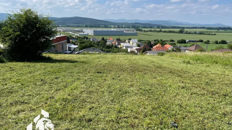 Slnečný stavebný pozemok v Malých Bieliciach- znížená cena