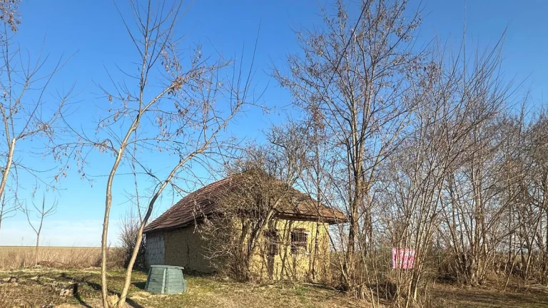 PINKREAL-na predaj, veľký, slnečný pozemok so starým domom