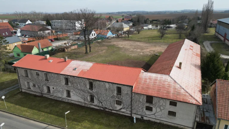 Stavební pozemek 4.945m2,areál bývalého statku,Praha 30min