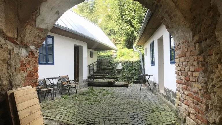 Charizmatické chalúpky a tajná záhrada v srdci mesta, Bans
