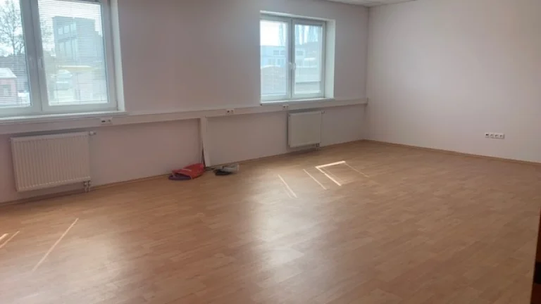 Na prenájom kancelárie 26 m2 a 41 m2 s parkovaním, Nitra