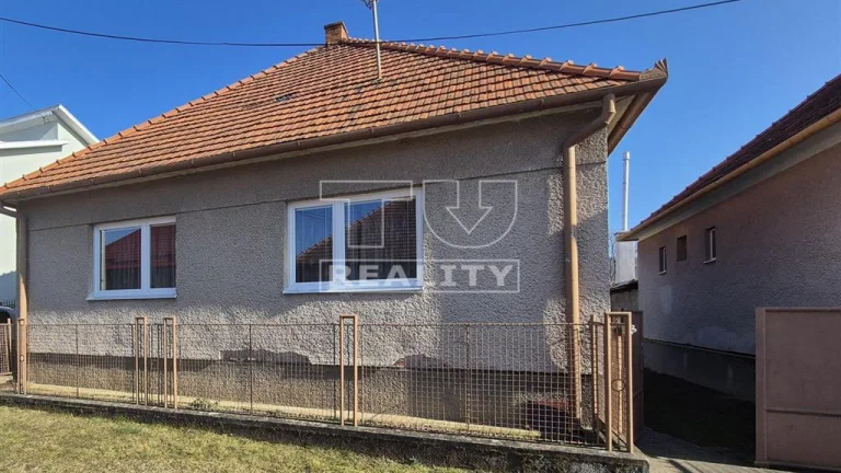 Exkluzívne na predaj rodinný dom v Machuliciach, pozemok...