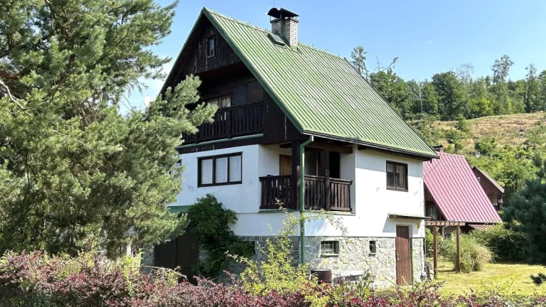 Zděná chata Stebno u Petrohradu, pozemek 835 m2, rybník