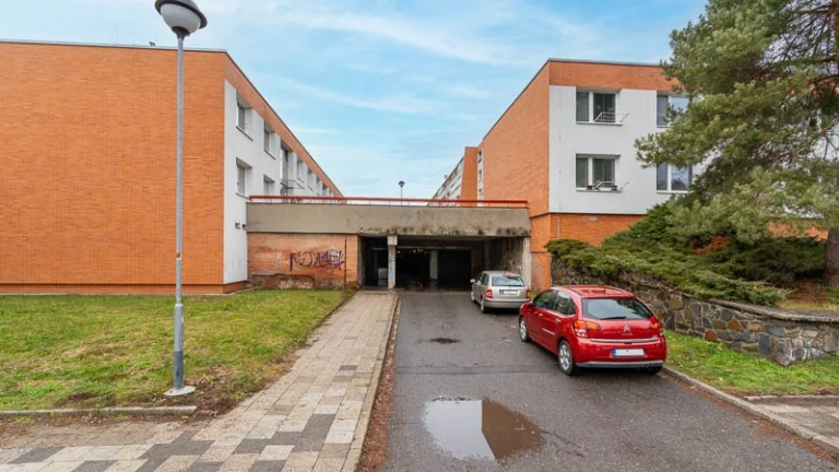 Ve Zlíně garáž ke koupi.