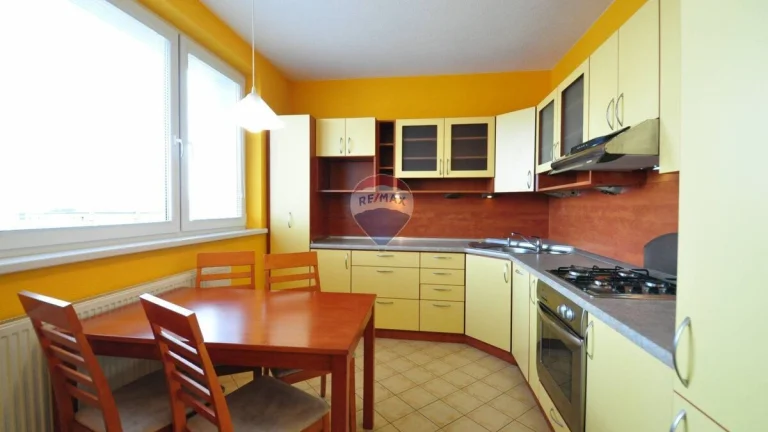 REZERVOVANÉ, 3-izbový byt s loggiou, Poprad, ul. Rázusova, 8