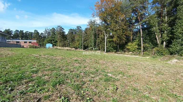 Na predaj, slnečný stavebný pozemok 904 m2, Považská Bystric