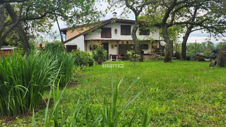 Veľká ovocná záhrada 2574 m2 s chatou