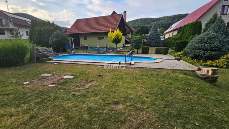 Rodinný dom s veľkým bazénom a pozemkom 805 m2